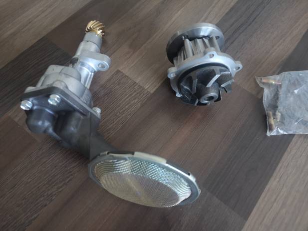 Photo of McGregory Die Öl- und Wasserpumpe für den 4ME Motor sind endlich bekommen. Jetzt noch nächste Woche den Motor vom Instandsetzer abholen und theoretisch kann der Zusammenbau starten. Wäre ich bei der Kälte in der Halle nicht so mimimi :D