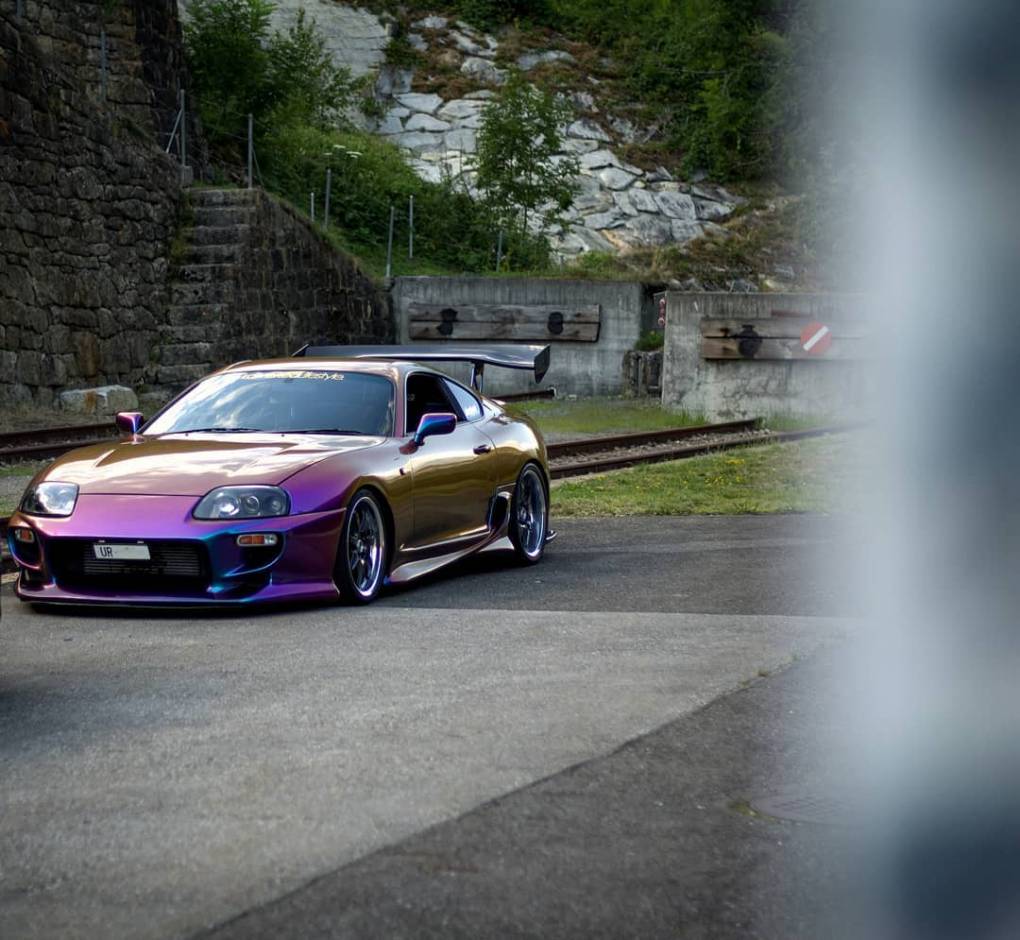 Foto von Sommertech Happy friday Photo: @domsupra #sommertech #supragramm #supramkiv #supramk4 #supraowners #midnightpurple #veilside #volk #ridox #aprperformance #top_secret #flexfuel #hks #injectordynamics #naritadogfight #2step #swisscars #tigerstyle #mkiv #toyotasupra #toyota #2jz #loweredlifestyle #e85 #linkg4 #cleanstyle #deatschwerks #rays #carporn #boost
